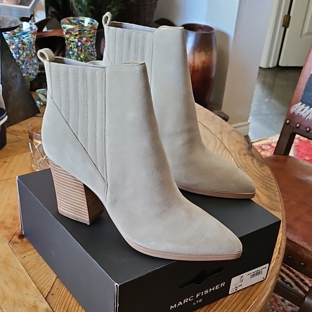 NEW in box Marc Fisher ALVA Women's Tan Ankle Boots Light Natural Suede 11